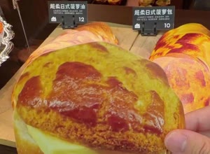 上海用纸片买面包太超前了：一张卡片改造烘焙店体验