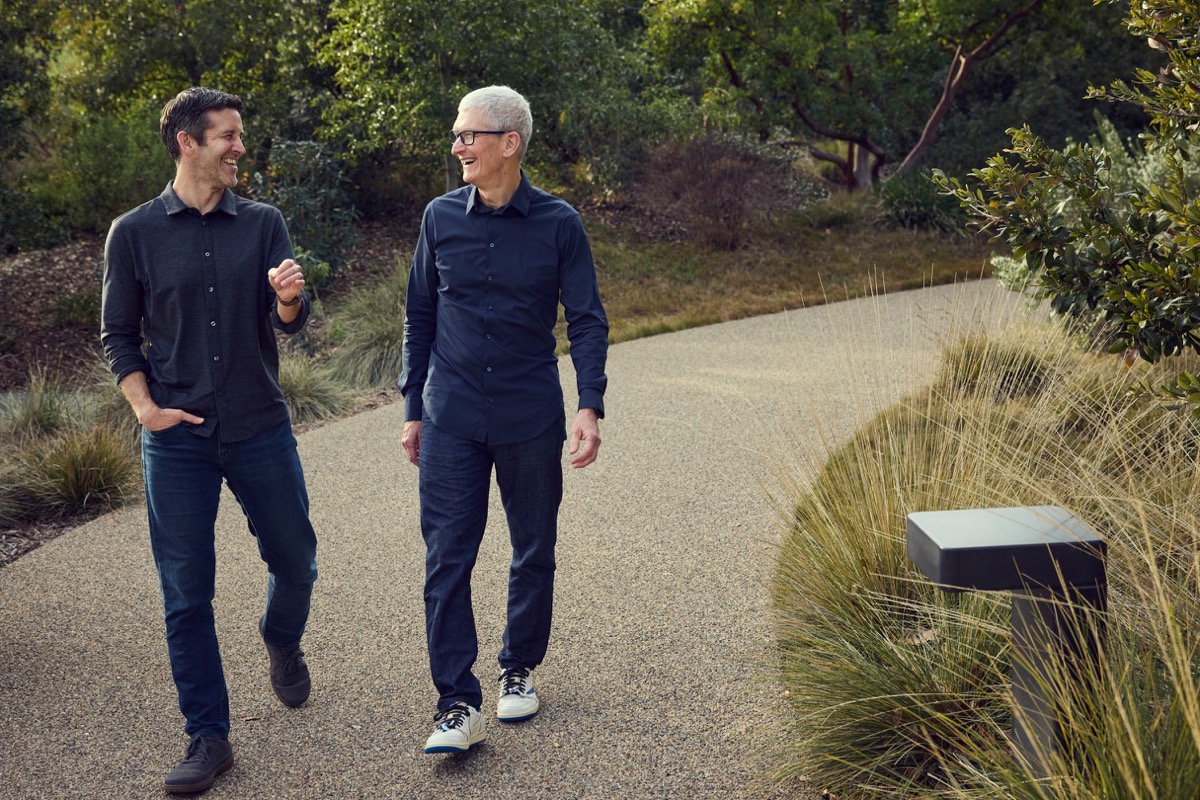 约翰·特努斯与蒂姆·库克在Apple Park