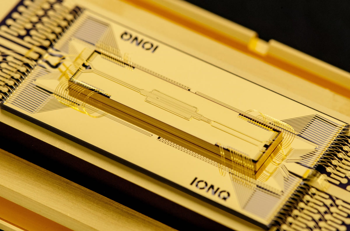 IonQ于2024年公开的离子阱实物资料照片,并非Superion 256