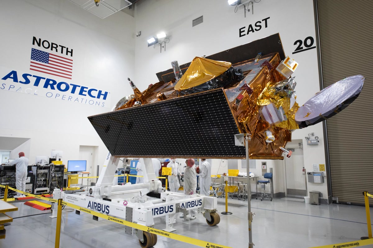 2025年9月25日Sentinel-6B卫星在发射前洁净室接受处理的真实资料照片