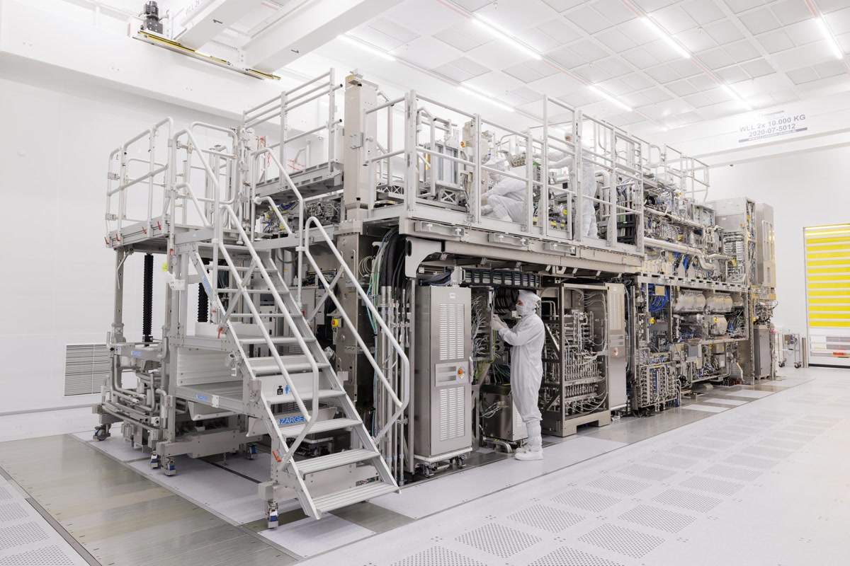 ASML EXE 5200B High-NA EUV光刻系统在洁净室中的官方实拍照片