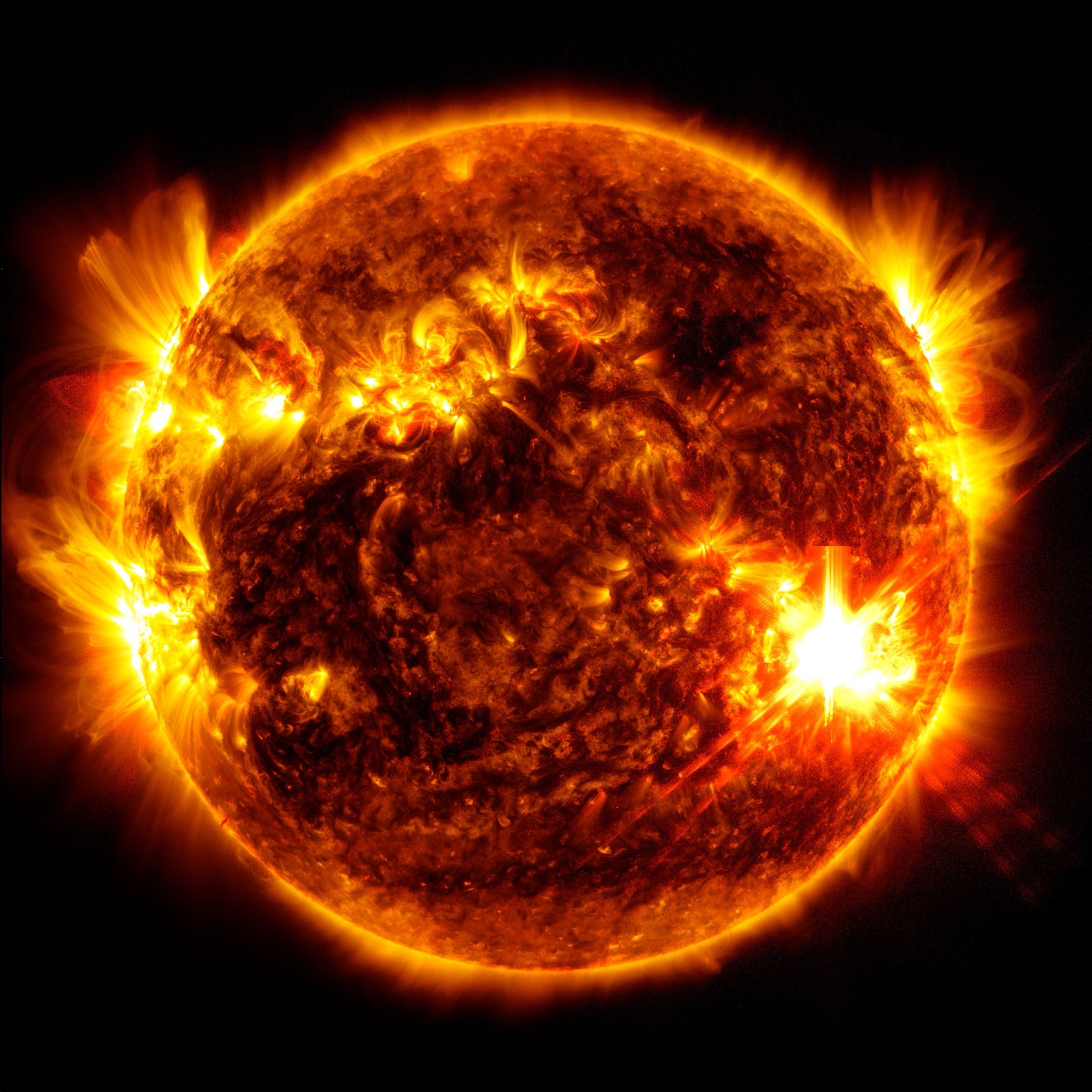 NASA太阳动力学天文台拍摄的太阳极紫外影像，右下方可见2024年5月的一次耀斑亮闪