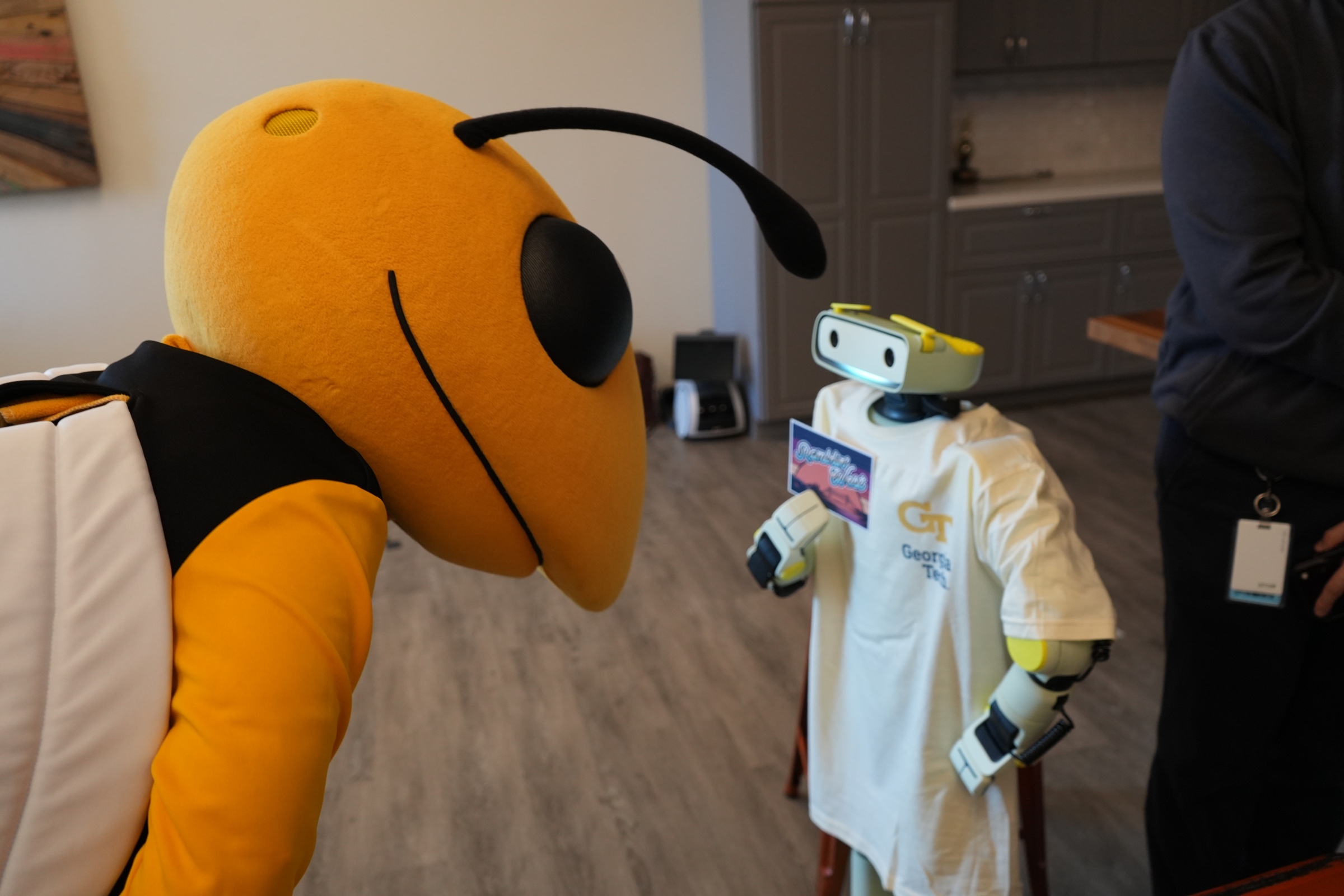 佐治亚理工学院吉祥物Buzz与Sprout机器人互动的官方资料照