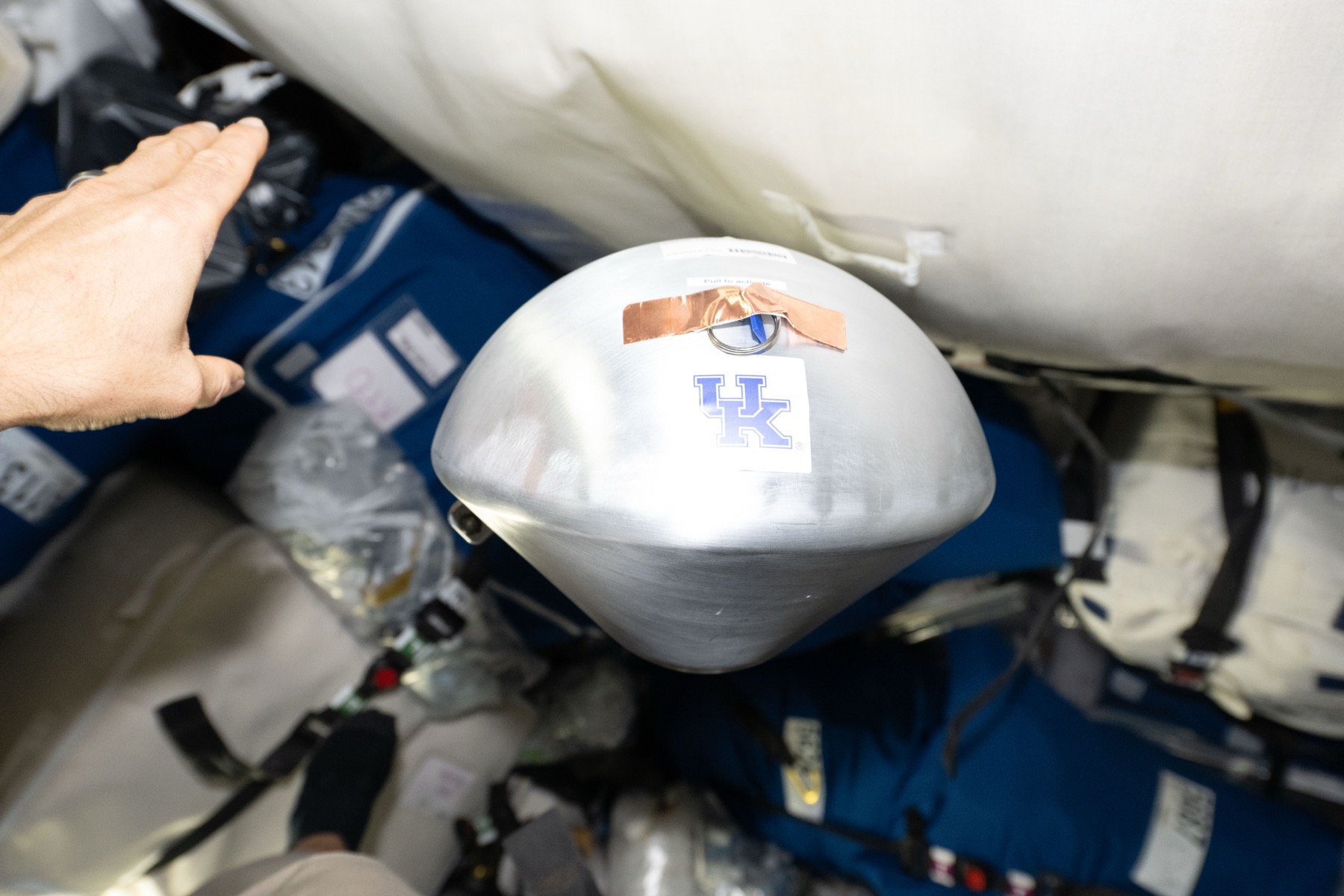 10月7日在Cygnus XL货舱内漂浮的KREPE-3实验胶囊实物