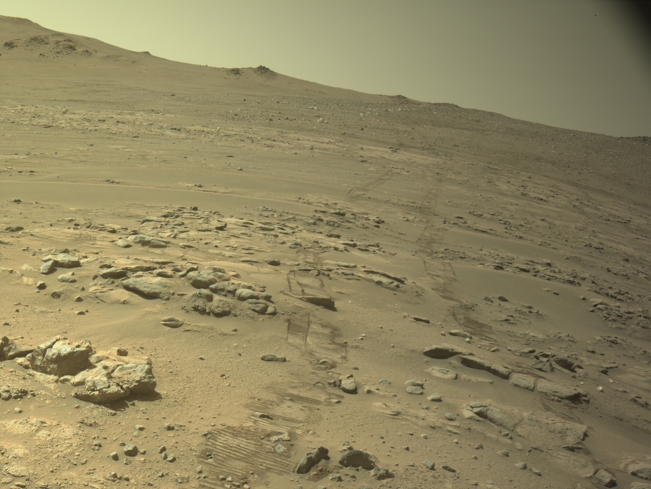 毅力号导航相机2026年10月11日拍摄的火星岩石地形和车轮轨迹，当日行驶91.31米后刷新累计里程纪录