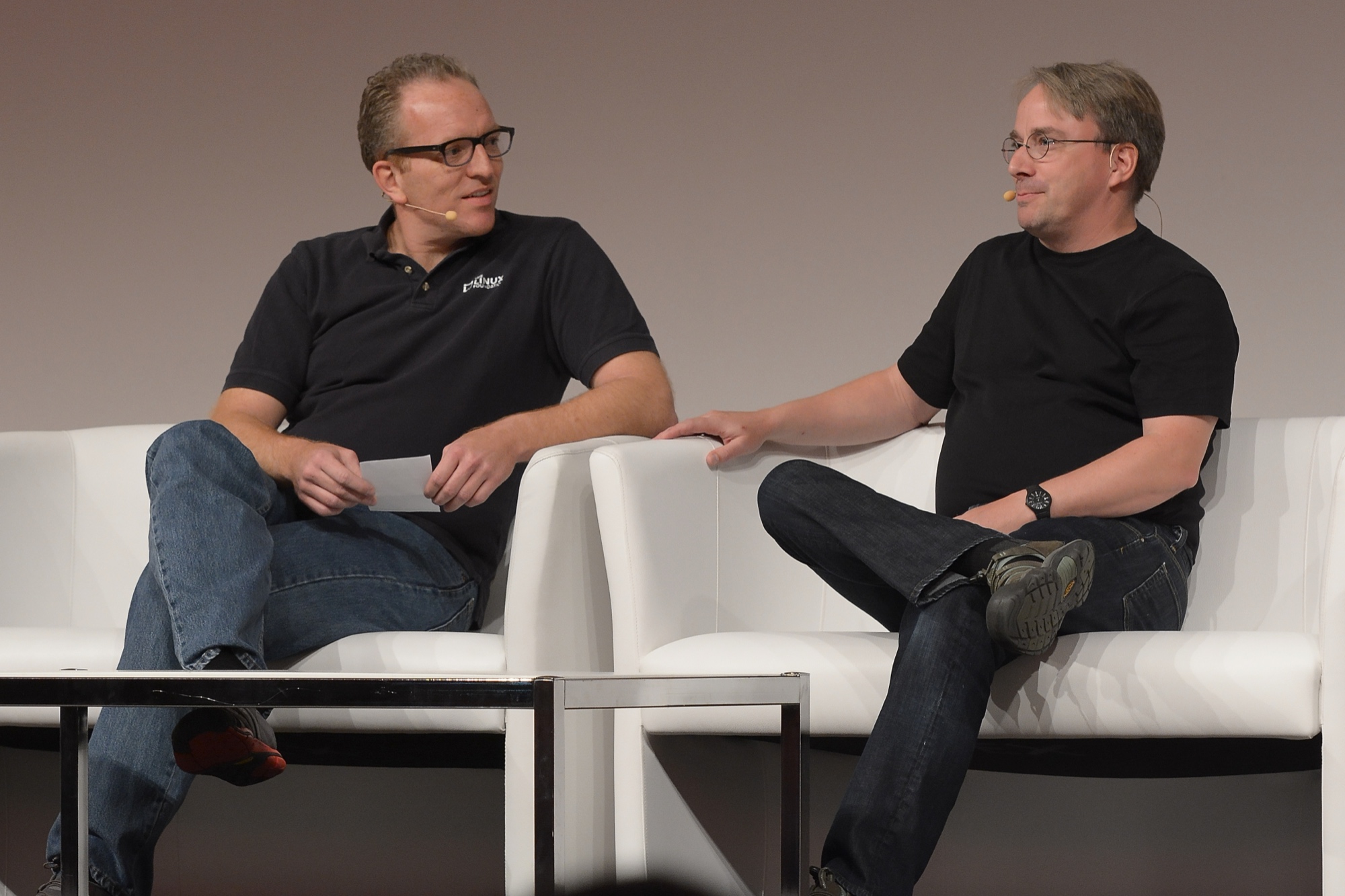 2014年LinuxCon Europe上，Linus Torvalds在右侧与Dirk Hohndel进行台上对谈的资料照片